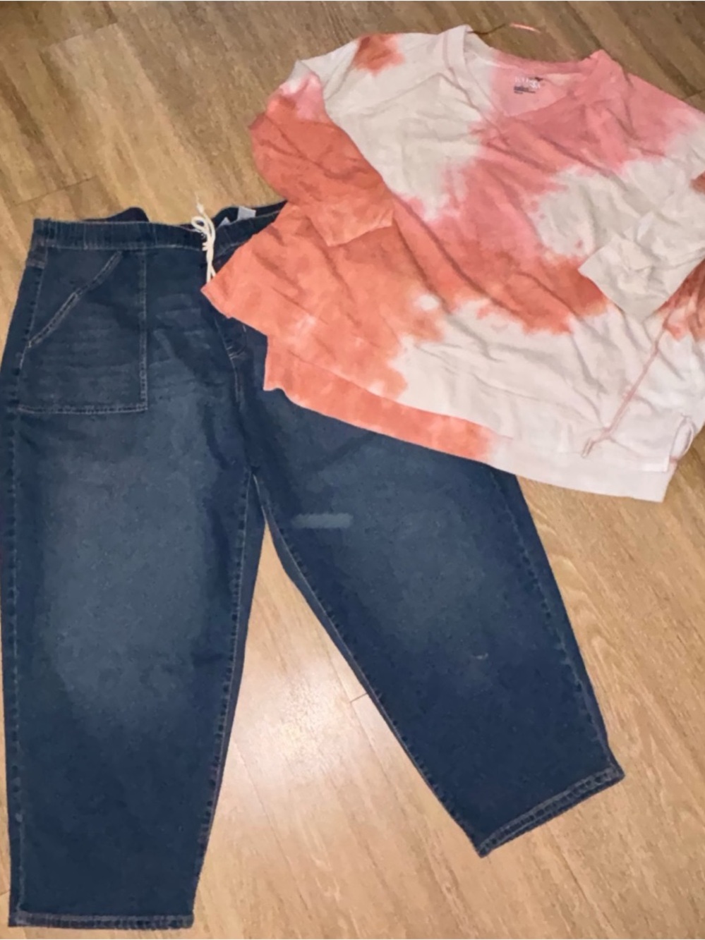 Terra & Sky Women's 3x Chop Pocket Straight Leg Jeans and tie dye sweatshirt A64